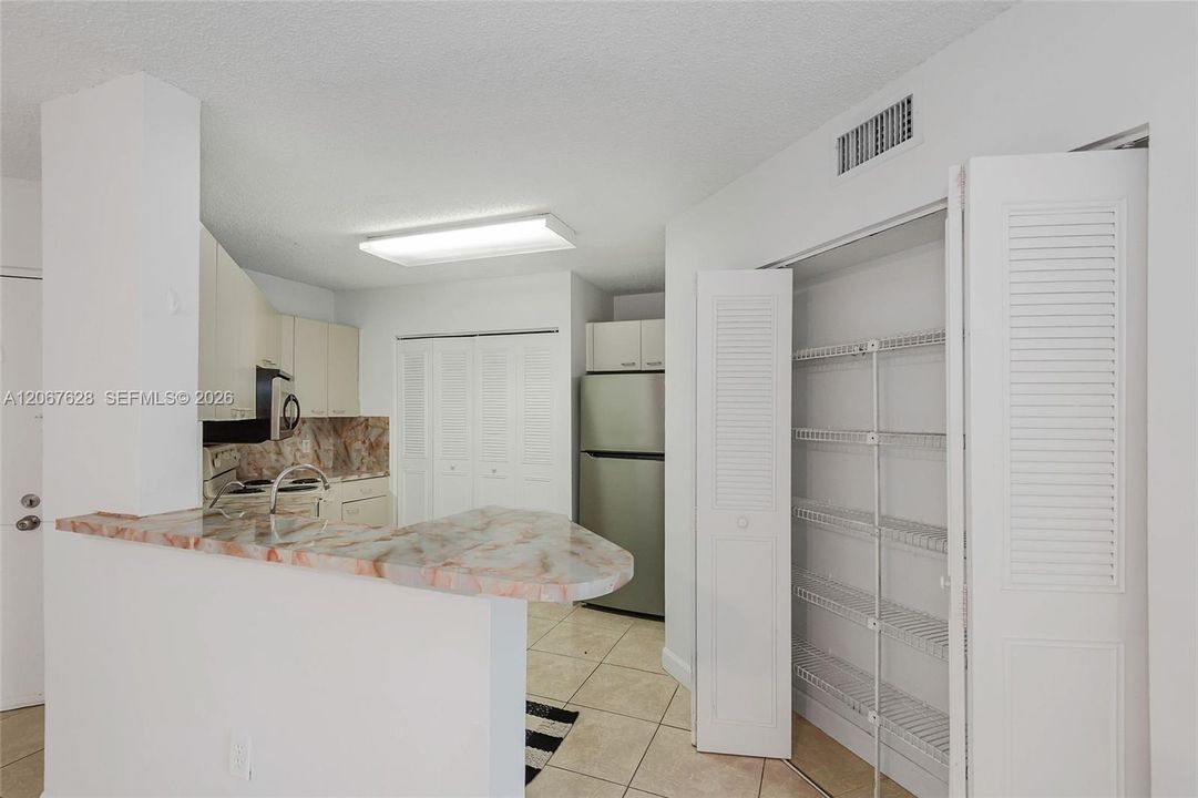 For Sale: $259,900 (2 beds, 2 baths, 950 Square Feet)