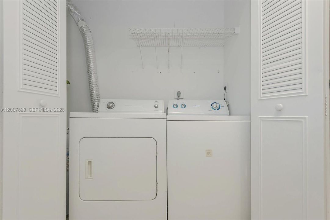 For Sale: $259,900 (2 beds, 2 baths, 950 Square Feet)