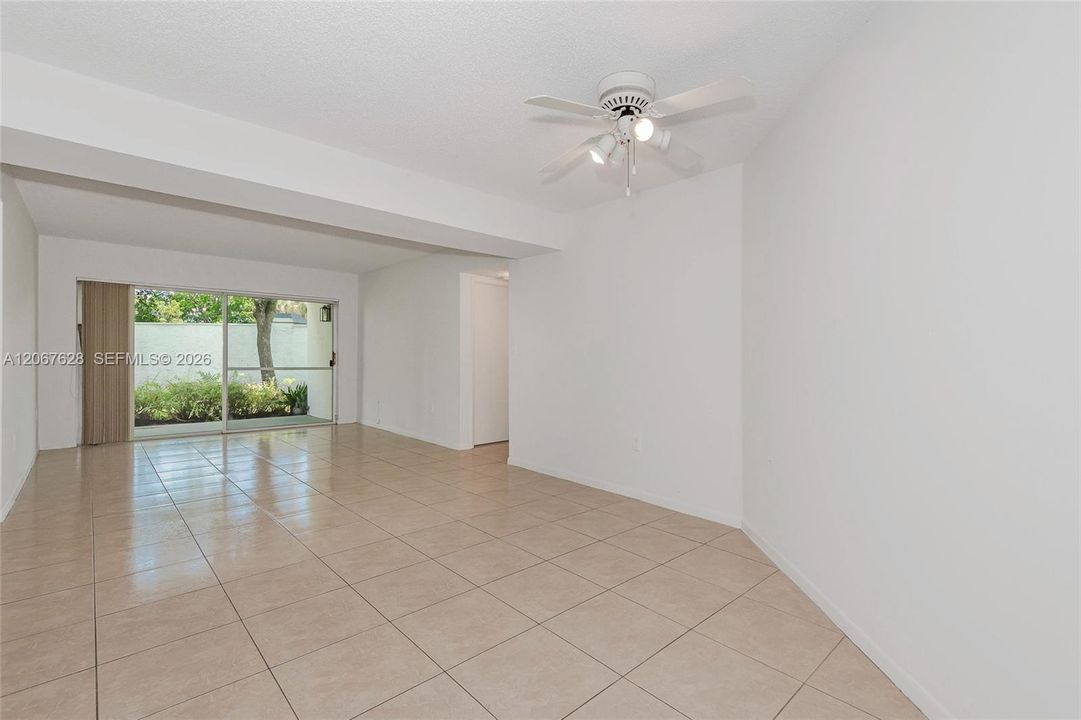 For Sale: $259,900 (2 beds, 2 baths, 950 Square Feet)