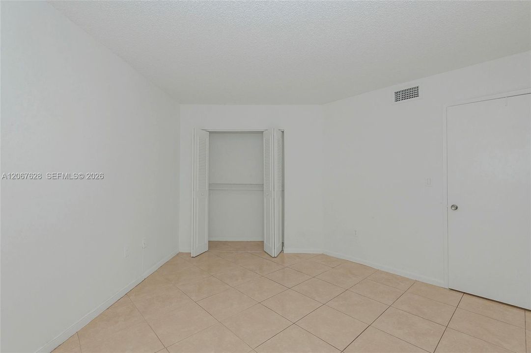 For Sale: $259,900 (2 beds, 2 baths, 950 Square Feet)