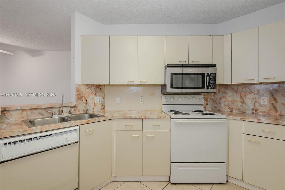 For Sale: $259,900 (2 beds, 2 baths, 950 Square Feet)