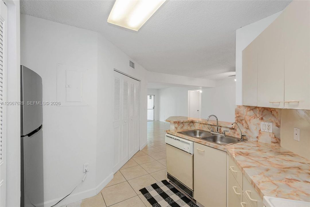 For Sale: $259,900 (2 beds, 2 baths, 950 Square Feet)