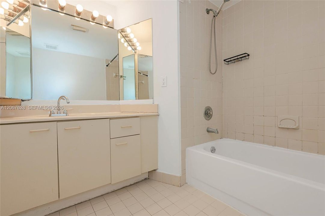 For Sale: $259,900 (2 beds, 2 baths, 950 Square Feet)