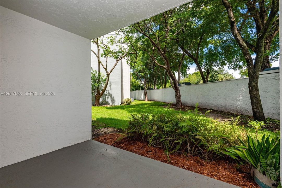 For Sale: $259,900 (2 beds, 2 baths, 950 Square Feet)