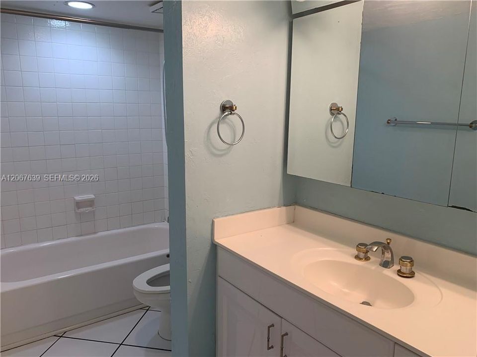 For Sale: $135,000 (1 beds, 1 baths, 908 Square Feet)
