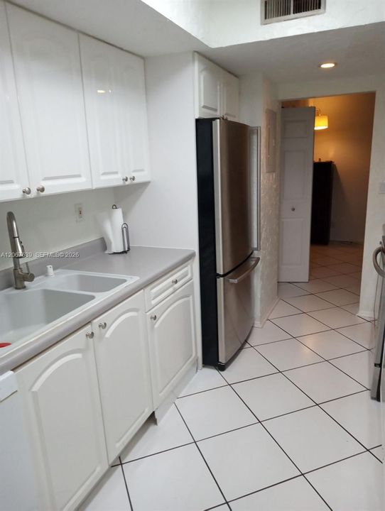 For Sale: $135,000 (1 beds, 1 baths, 908 Square Feet)