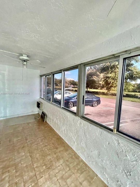 For Sale: $135,000 (1 beds, 1 baths, 908 Square Feet)