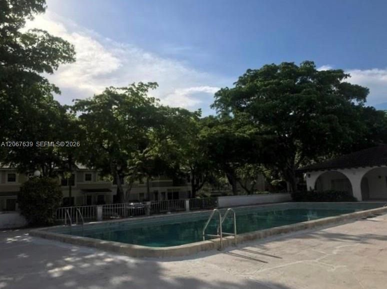 For Sale: $135,000 (1 beds, 1 baths, 908 Square Feet)