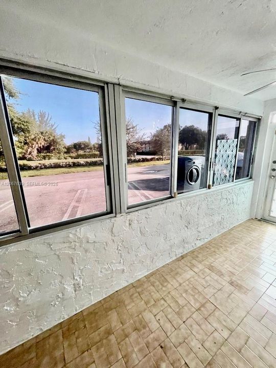 For Sale: $135,000 (1 beds, 1 baths, 908 Square Feet)