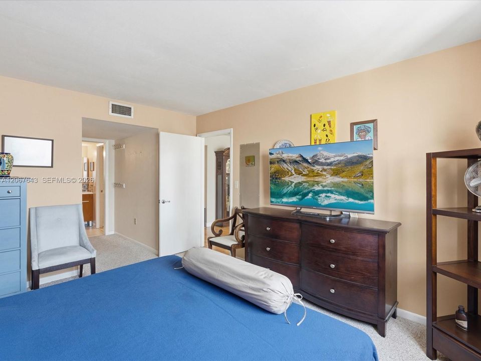 待售: $499,900 (1 贝兹, 1 浴室, 727 平方英尺)