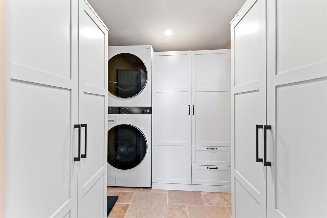 19 closet and laundry 01