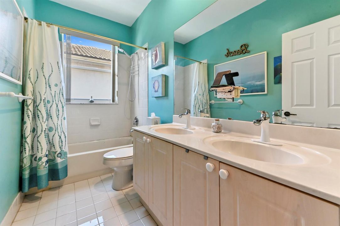 32 Bathroom 01
