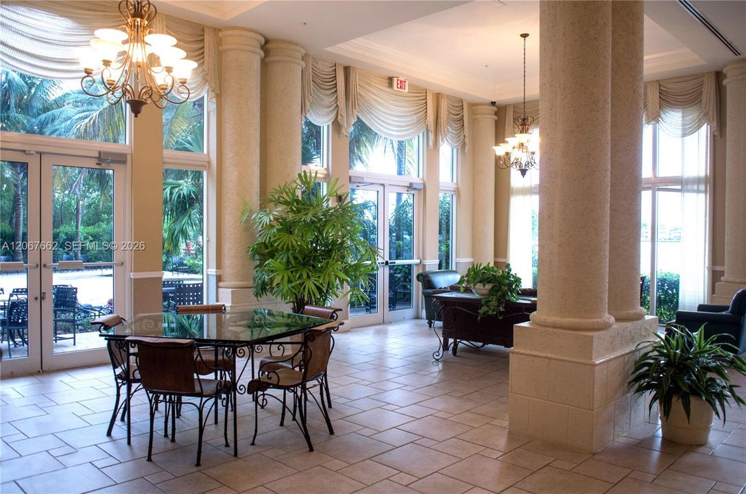 For Sale: $425,000 (2 beds, 2 baths, 1024 Square Feet)