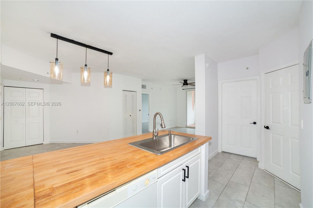For Sale: $425,000 (2 beds, 2 baths, 1024 Square Feet)