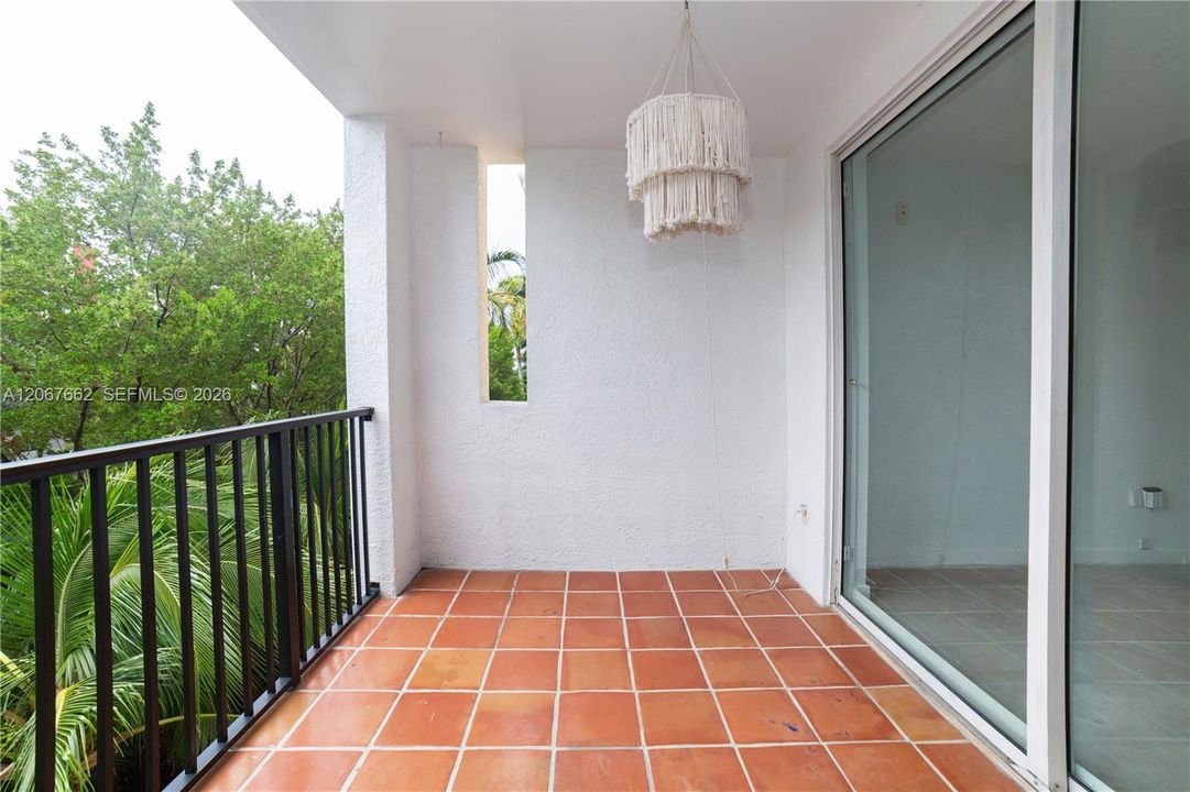 For Sale: $425,000 (2 beds, 2 baths, 1024 Square Feet)
