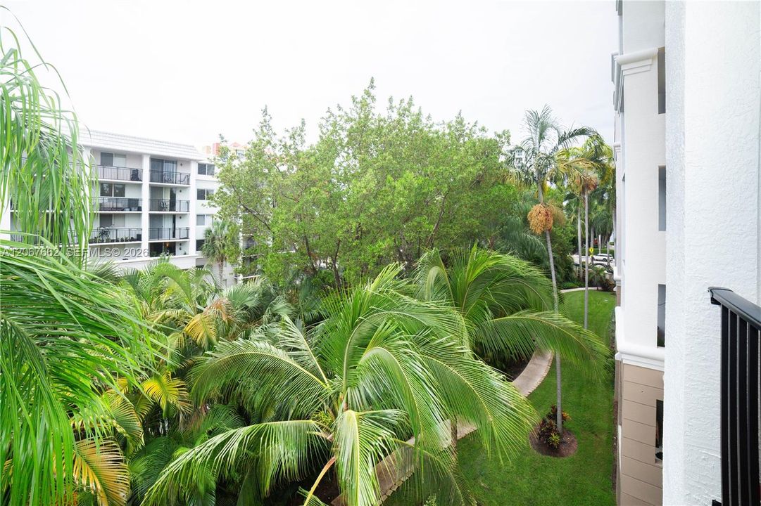 For Sale: $425,000 (2 beds, 2 baths, 1024 Square Feet)