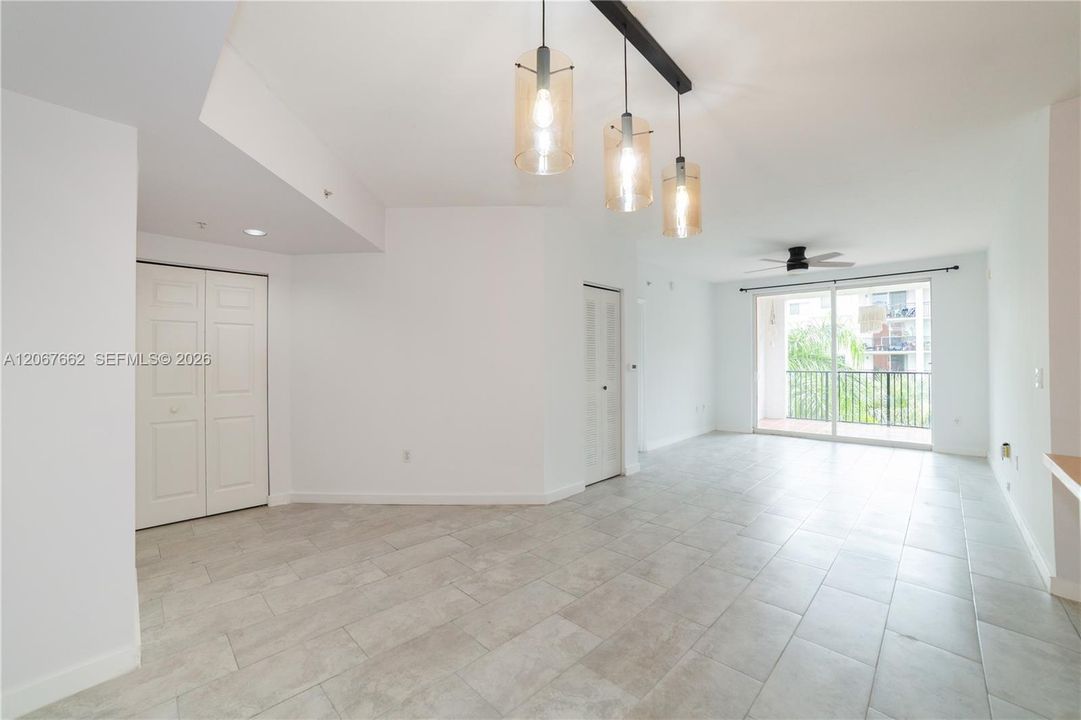 For Sale: $425,000 (2 beds, 2 baths, 1024 Square Feet)