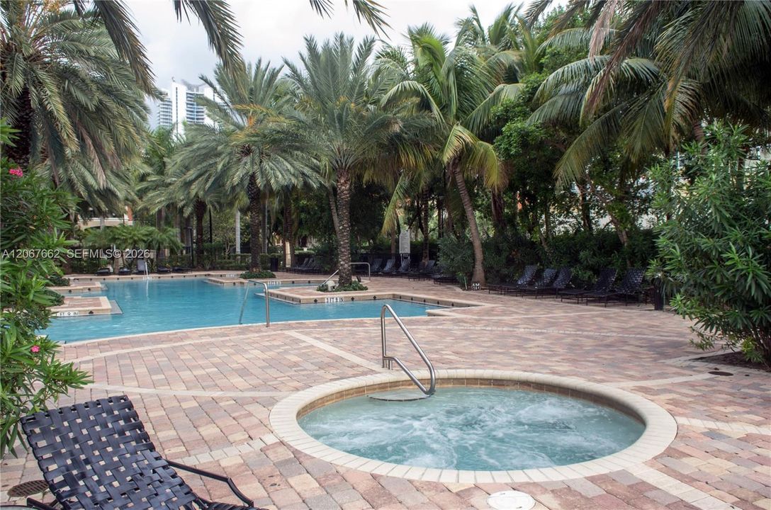 For Sale: $425,000 (2 beds, 2 baths, 1024 Square Feet)