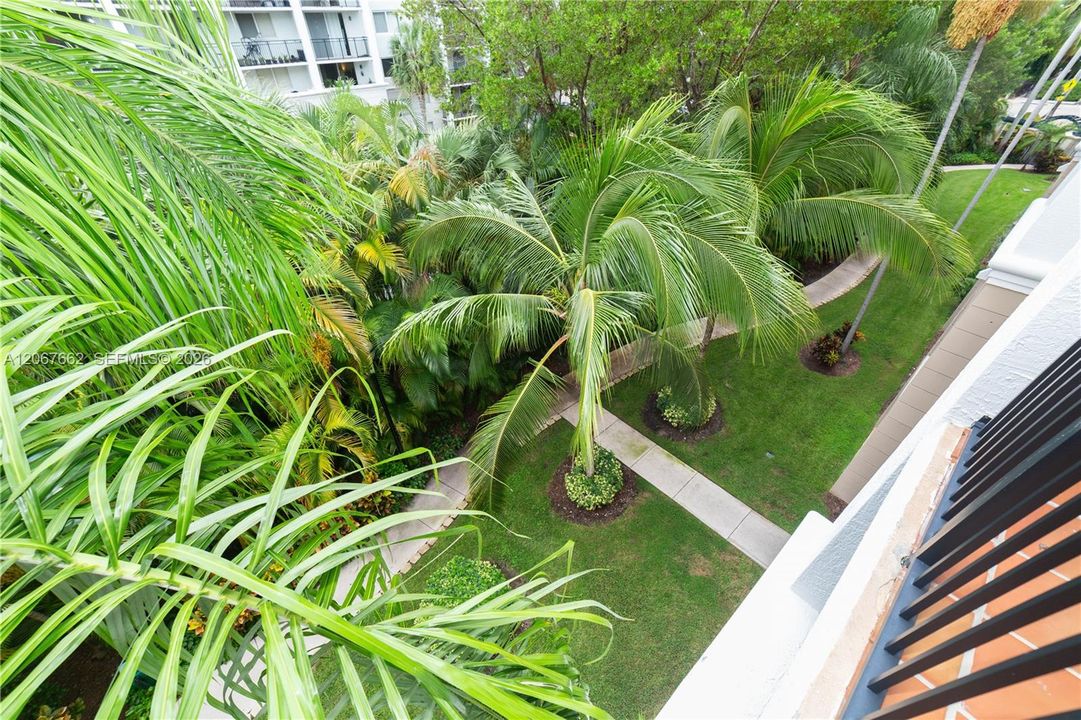 For Sale: $425,000 (2 beds, 2 baths, 1024 Square Feet)