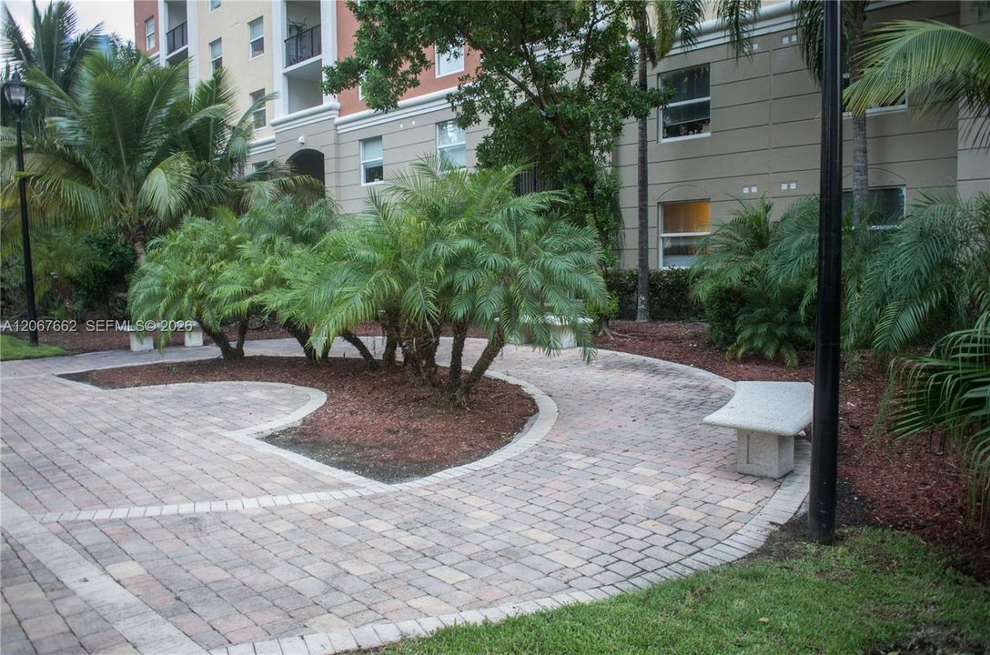 For Sale: $425,000 (2 beds, 2 baths, 1024 Square Feet)
