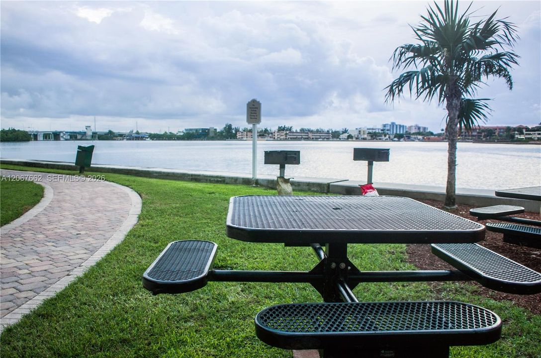 For Sale: $425,000 (2 beds, 2 baths, 1024 Square Feet)