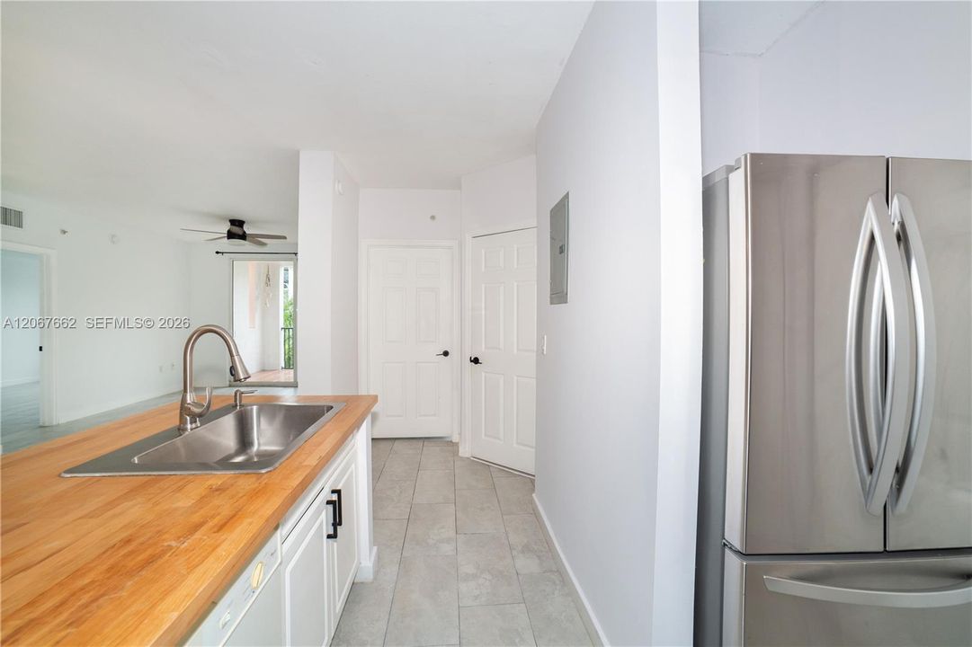 For Sale: $425,000 (2 beds, 2 baths, 1024 Square Feet)