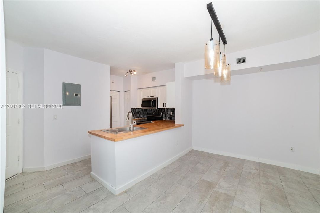 For Sale: $425,000 (2 beds, 2 baths, 1024 Square Feet)