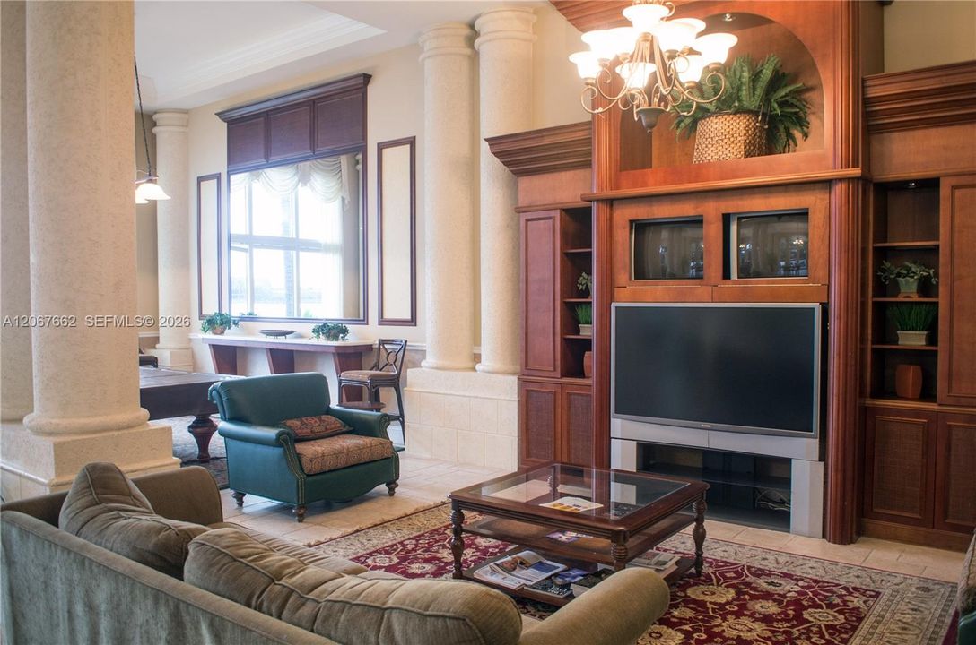 For Sale: $425,000 (2 beds, 2 baths, 1024 Square Feet)