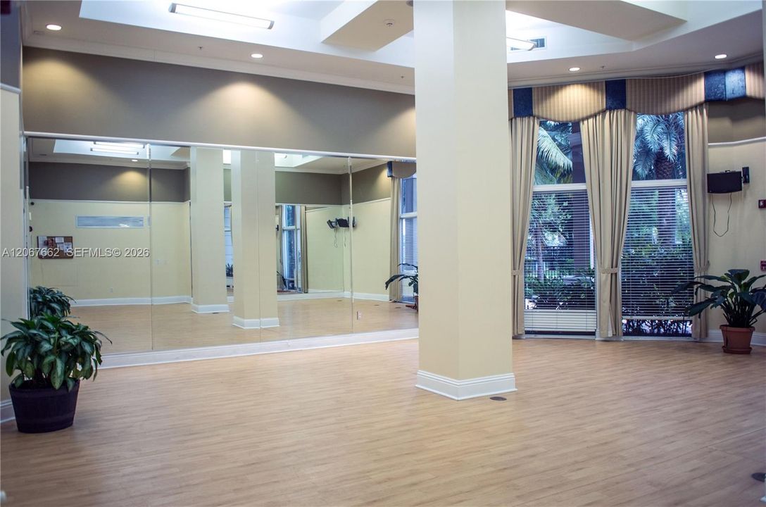 For Sale: $425,000 (2 beds, 2 baths, 1024 Square Feet)