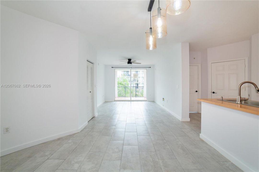 For Sale: $425,000 (2 beds, 2 baths, 1024 Square Feet)