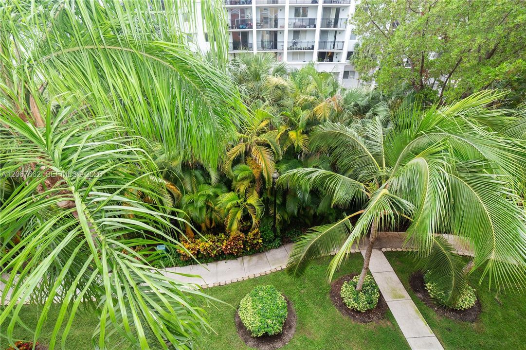 For Sale: $425,000 (2 beds, 2 baths, 1024 Square Feet)