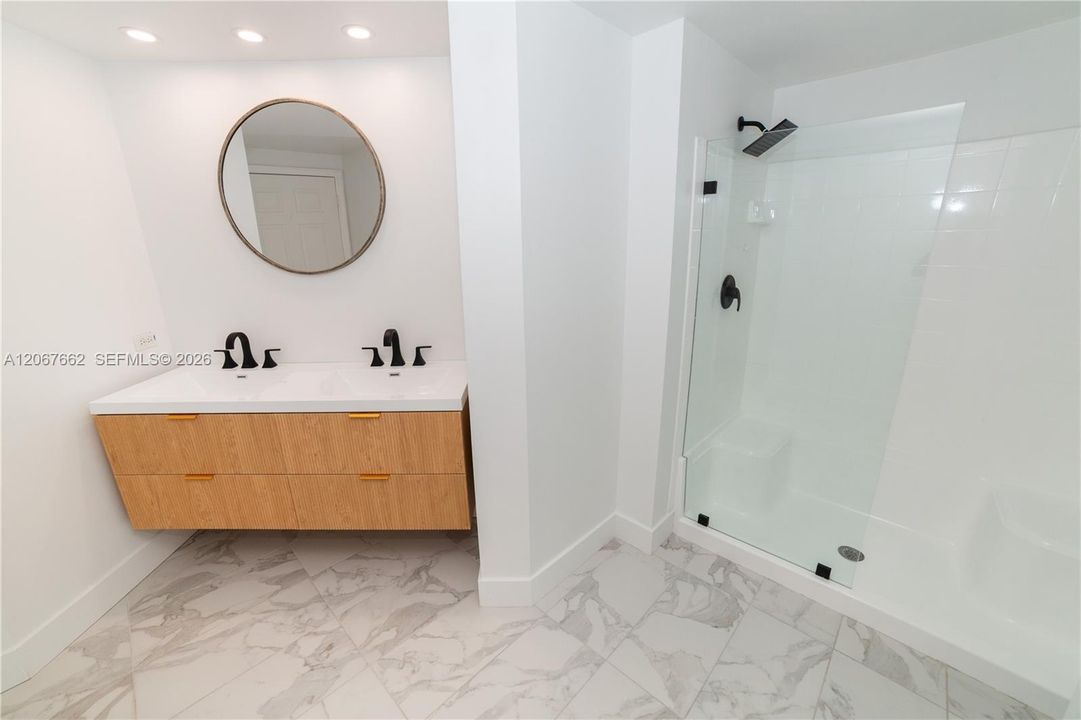 For Sale: $425,000 (2 beds, 2 baths, 1024 Square Feet)