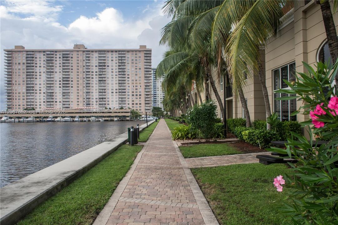 For Sale: $425,000 (2 beds, 2 baths, 1024 Square Feet)