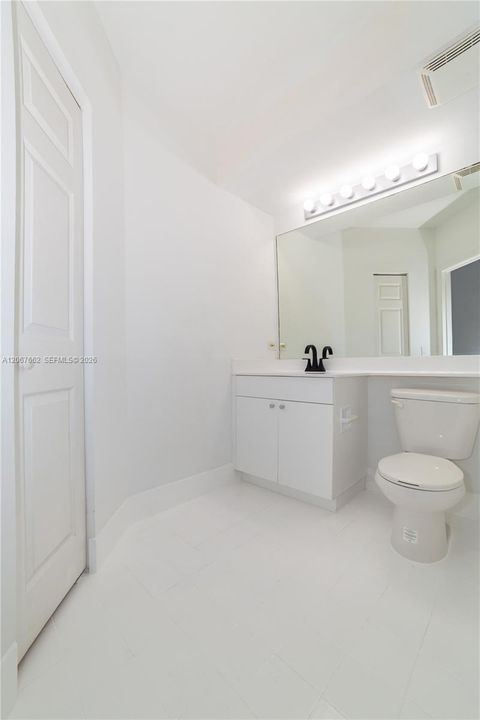 For Sale: $425,000 (2 beds, 2 baths, 1024 Square Feet)