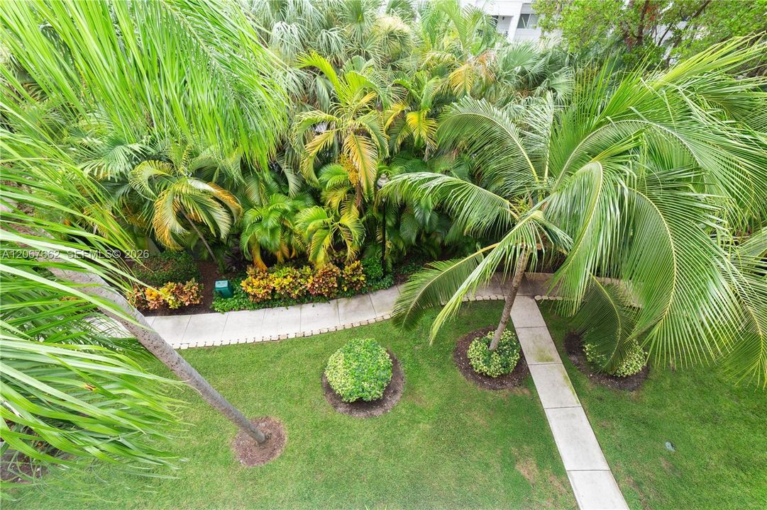 For Sale: $425,000 (2 beds, 2 baths, 1024 Square Feet)