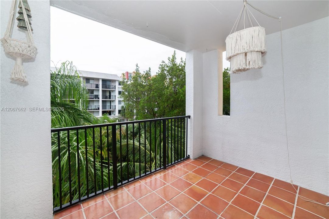 For Sale: $425,000 (2 beds, 2 baths, 1024 Square Feet)