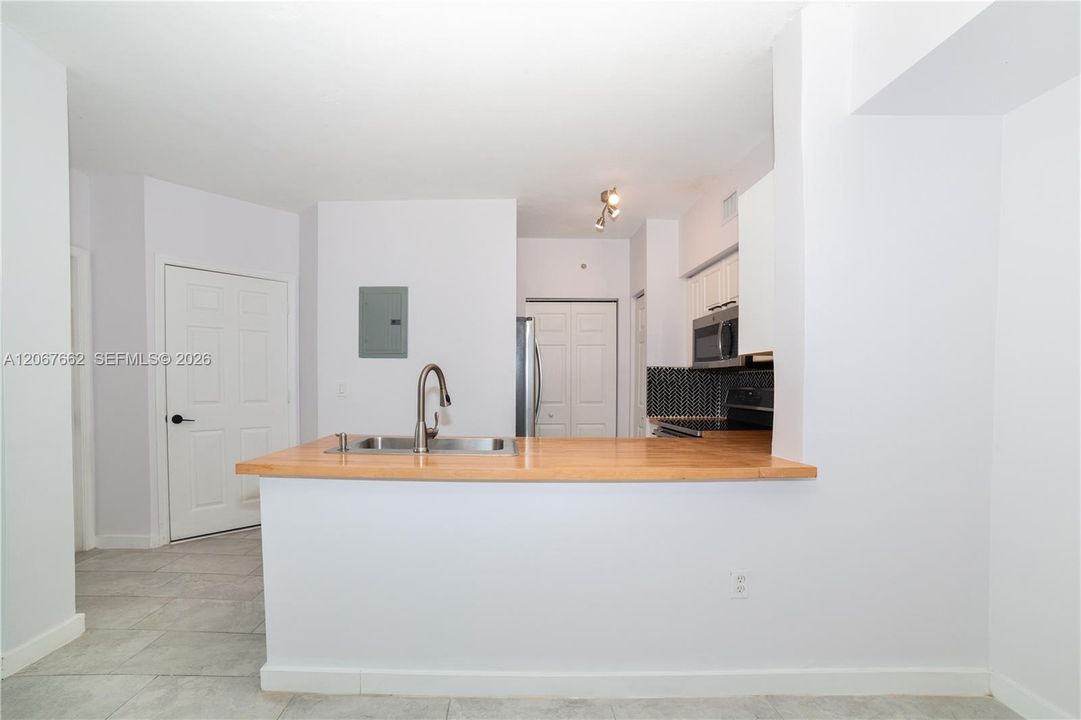 For Sale: $425,000 (2 beds, 2 baths, 1024 Square Feet)