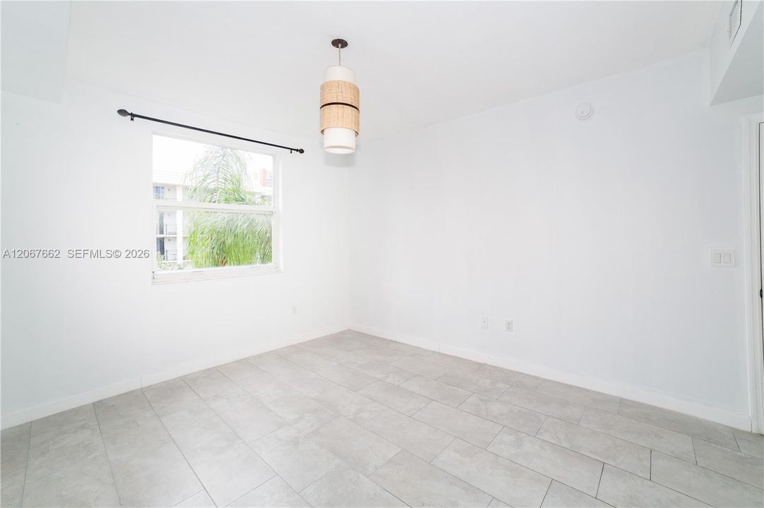 For Sale: $425,000 (2 beds, 2 baths, 1024 Square Feet)