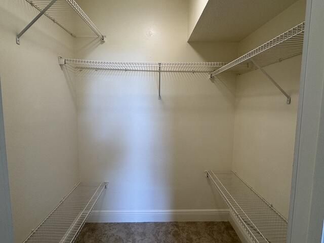 204U walk-in closet