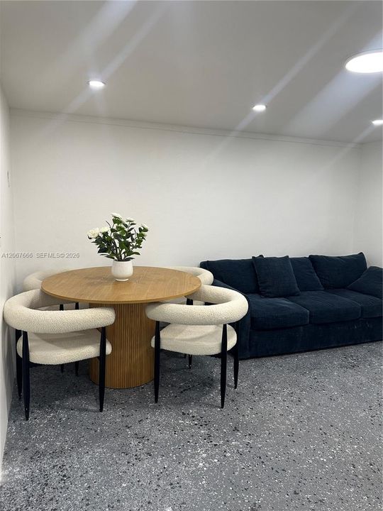 В аренду: $1,600 (1 спален, 1 ванн, 2338 Квадратных фут)