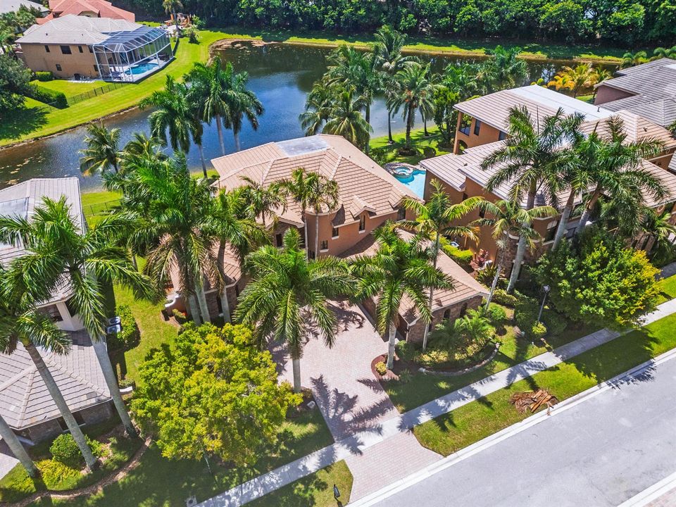 Private Lakefront Setting