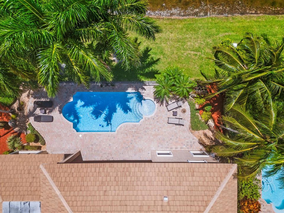 Private Lakefront Setting