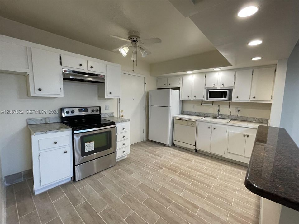 For Sale: $89,900 (1 beds, 1 baths, 928 Square Feet)
