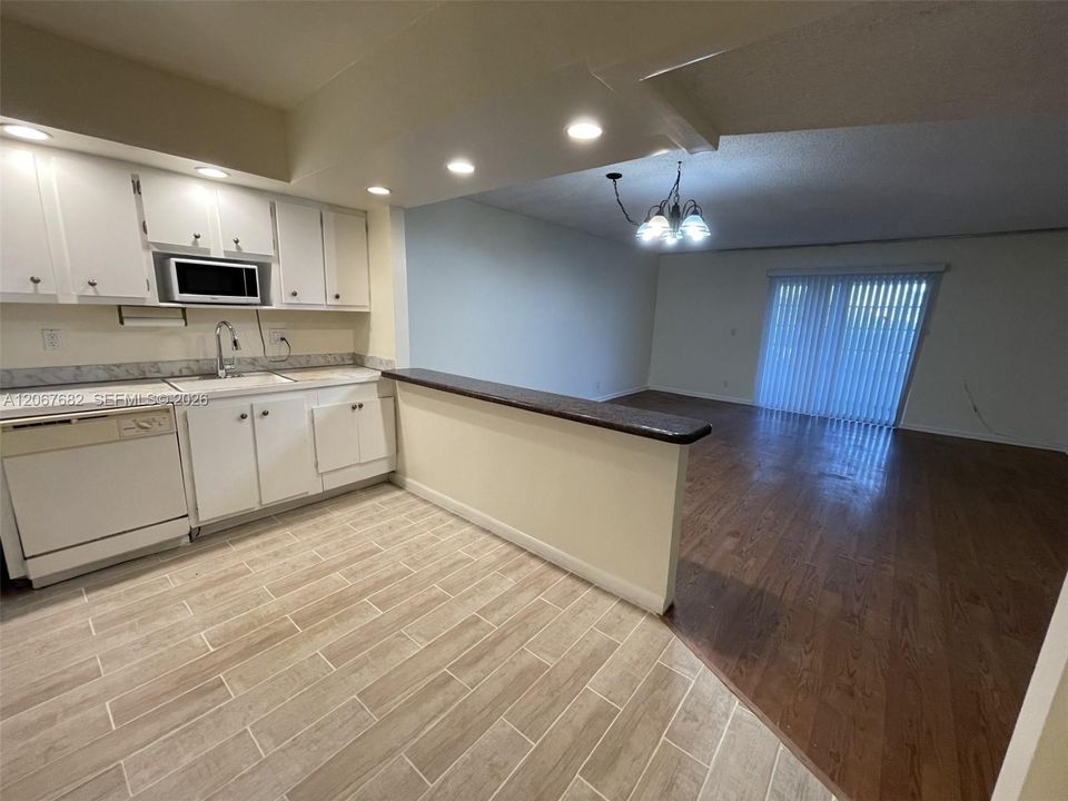 For Sale: $89,900 (1 beds, 1 baths, 928 Square Feet)