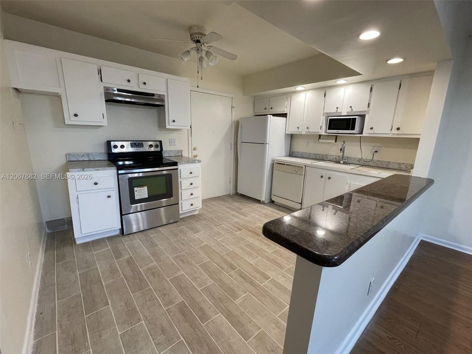 For Sale: $89,900 (1 beds, 1 baths, 928 Square Feet)