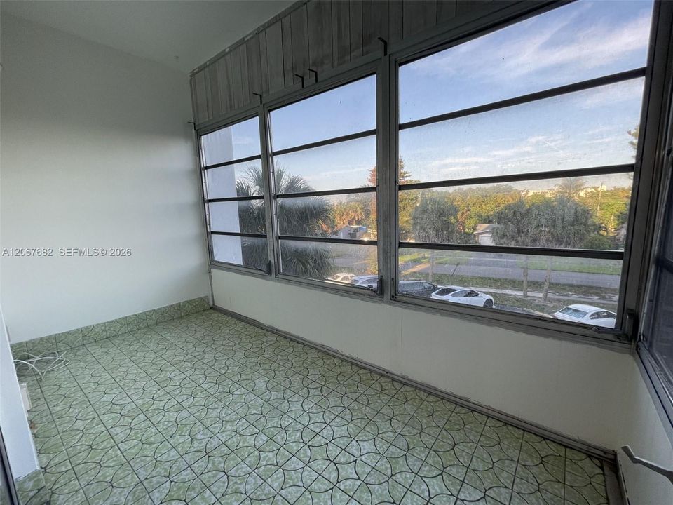 For Sale: $89,900 (1 beds, 1 baths, 928 Square Feet)