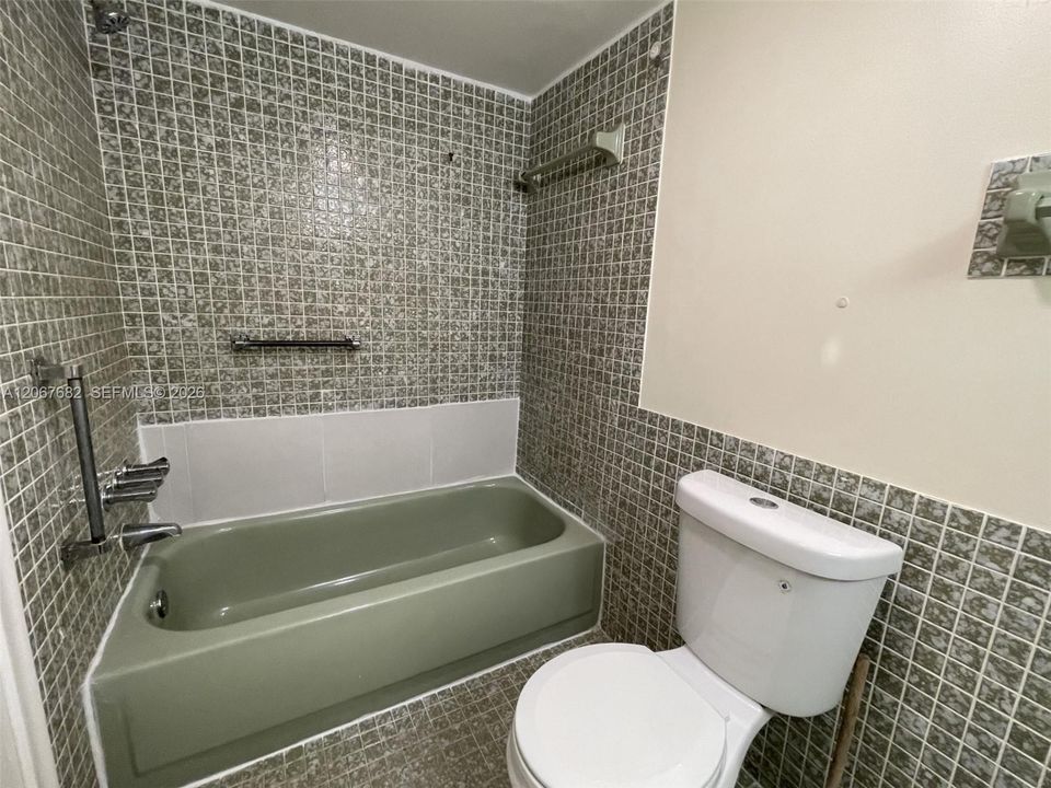 For Sale: $89,900 (1 beds, 1 baths, 928 Square Feet)