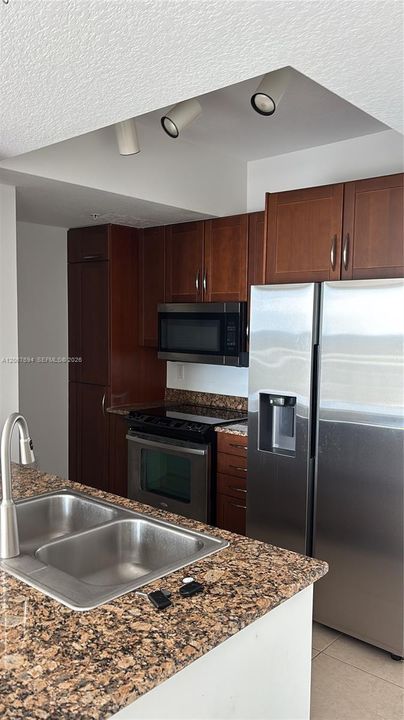 For Sale: $470,000 (2 beds, 2 baths, 1085 Square Feet)