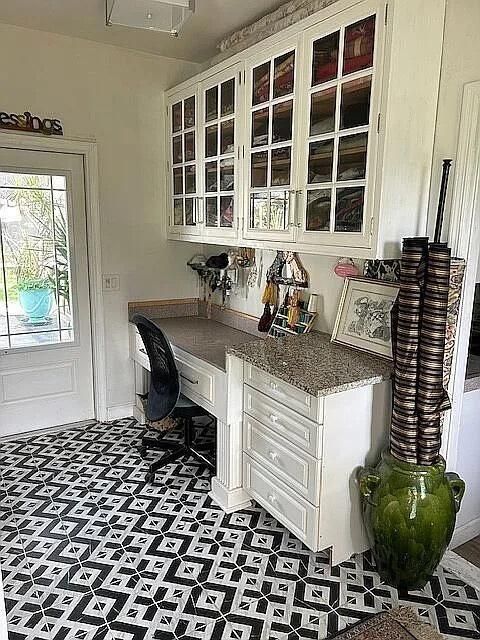 09_Built_In_Desk