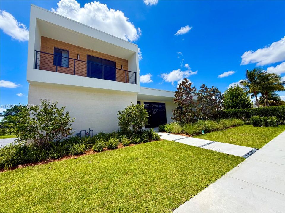 For Sale: $3,250,000 (6 beds, 6 baths, 5293 Square Feet)